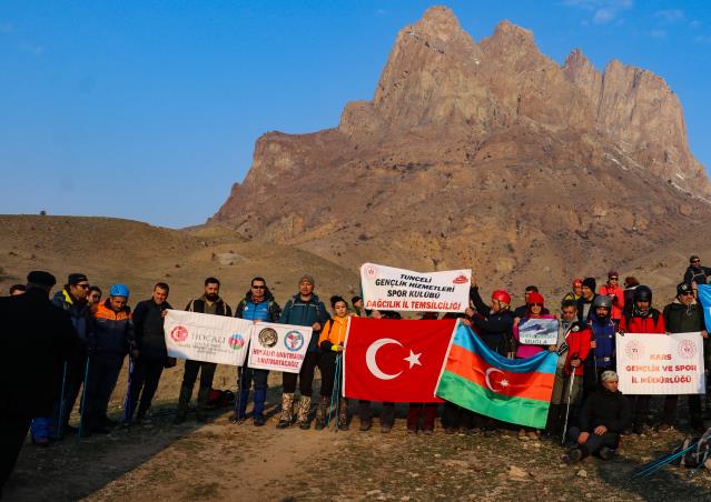 Türkiye ve Azerbaycanlı dağcılar Hocalı Şehitleri için Haça Dağı'na tırmandı