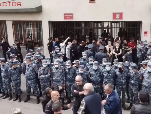 Протестующие в Ереване пытаются прорваться в здание Минобороны
