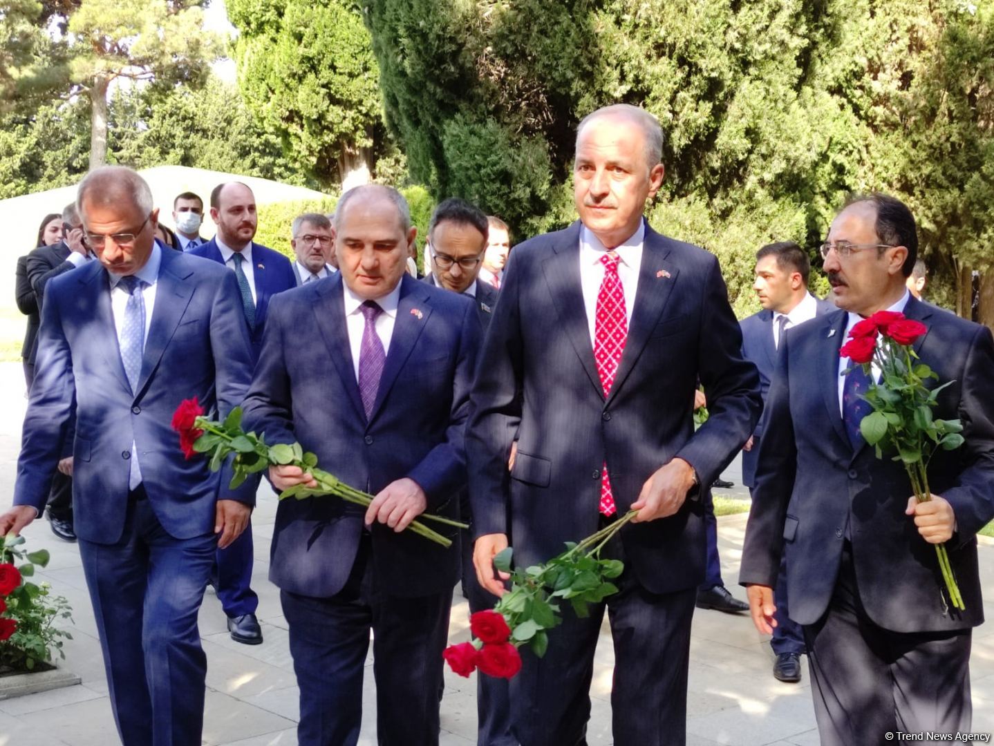 Делегация правящей партии Турции посетила Аллеи почетного захоронения и шехидов, а также монумент турецким воинам в Баку
