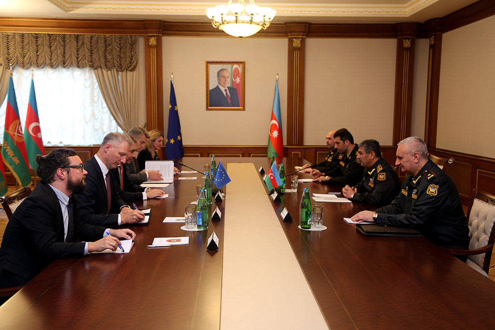La situation actuelle sur la ligne de front discuté entre le Ministère de la Défense azerbaïdjanais et l’UE