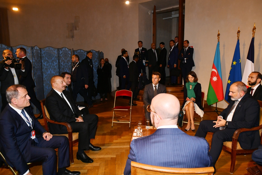 Fransa Cumhurbaşkanı Macron: Ermenistan ile Azerbaycan, birbirlerinin toprak bütünlüğünü ve egemenliğini tanıdılar