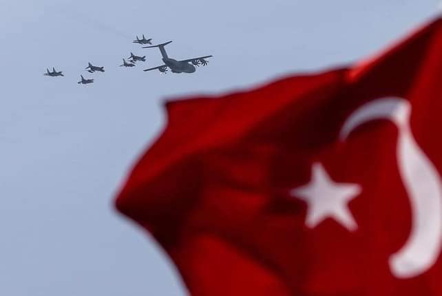 Anadolu Agentliyi: Türkiyə və Azərbaycan təyyarələri Texnofestdən əvvəl İstanbulu salamladılar