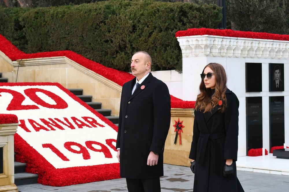 Президент Ильхам Алиев и Первая леди Мехрибан Алиева посетили Аллею шехидов в связи с 31-й годовщиной кровавой трагедии 20 Января