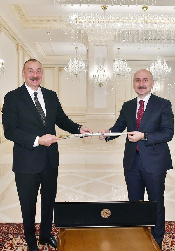 Aliyev ve Karaismailoğlu görüştü! 'Barış kılıcı' hediye edildi