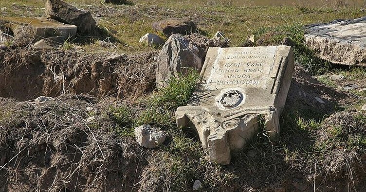 Karabağ’da vahşetin tanığı mezarlıklar