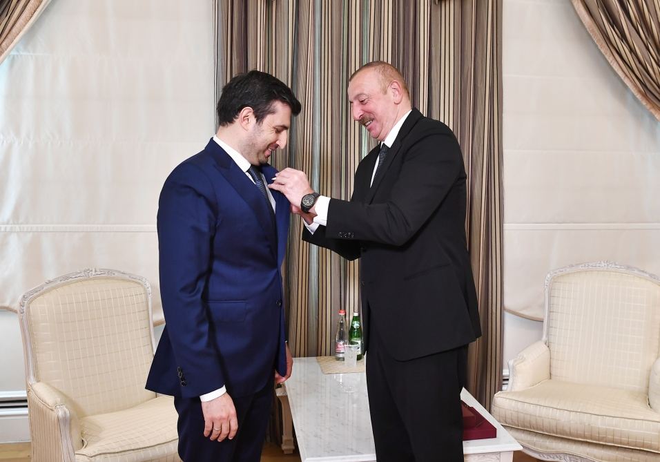 Azerbaycan Cumhurbaşkanı Aliyev, Selçuk Bayraktar'a 'Karabağ Nişanı' taktı