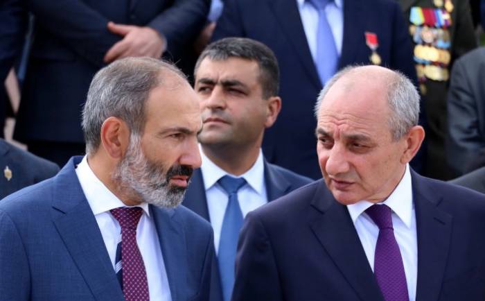 Пашинян в Карабахе обсуждает переговоры с Азербайджаном