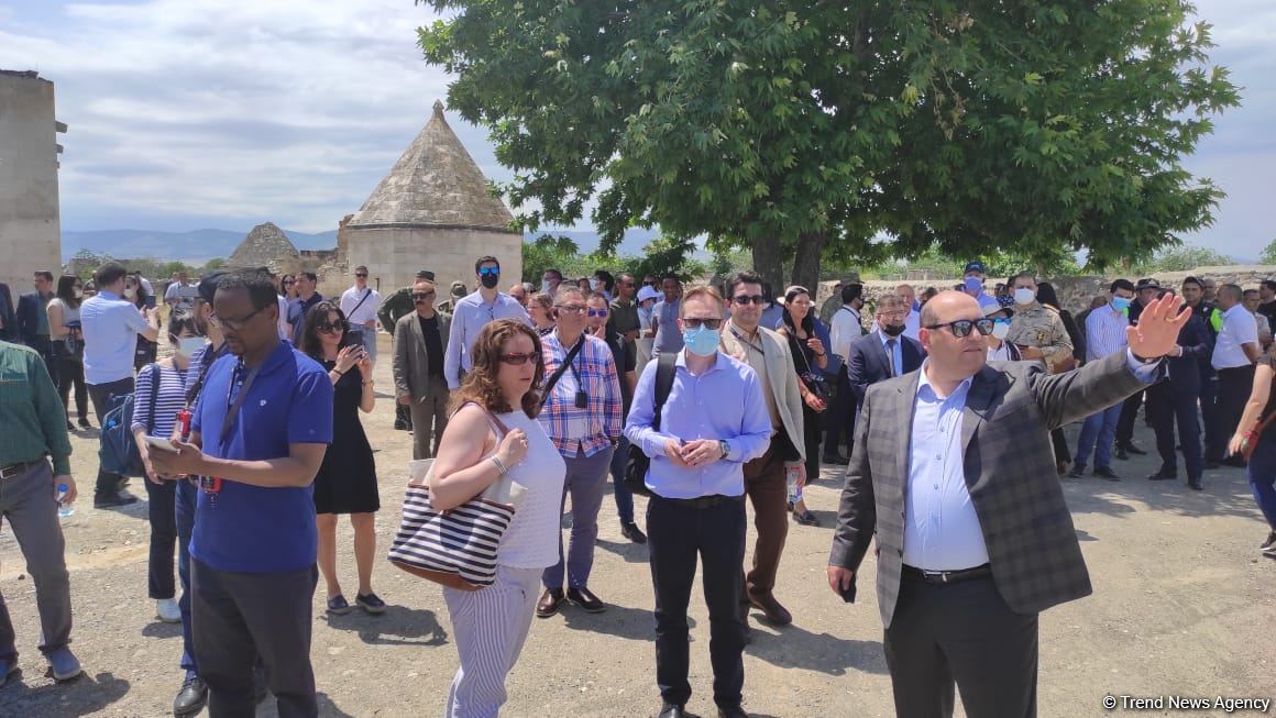 Иностранные дипломаты посетили разрушенный армянами комплекс «Имарет» в Агдаме 