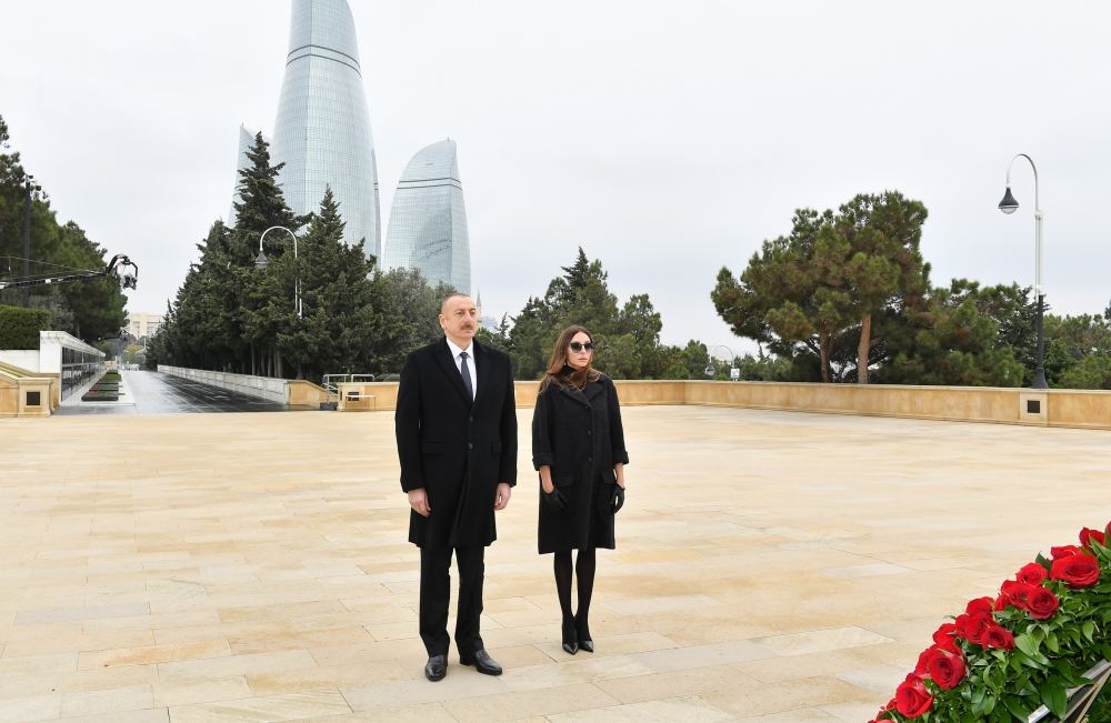 President Ilham Aliyev, first lady Mehriban Aliyeva pay tribute to Azerbaijani martyrs