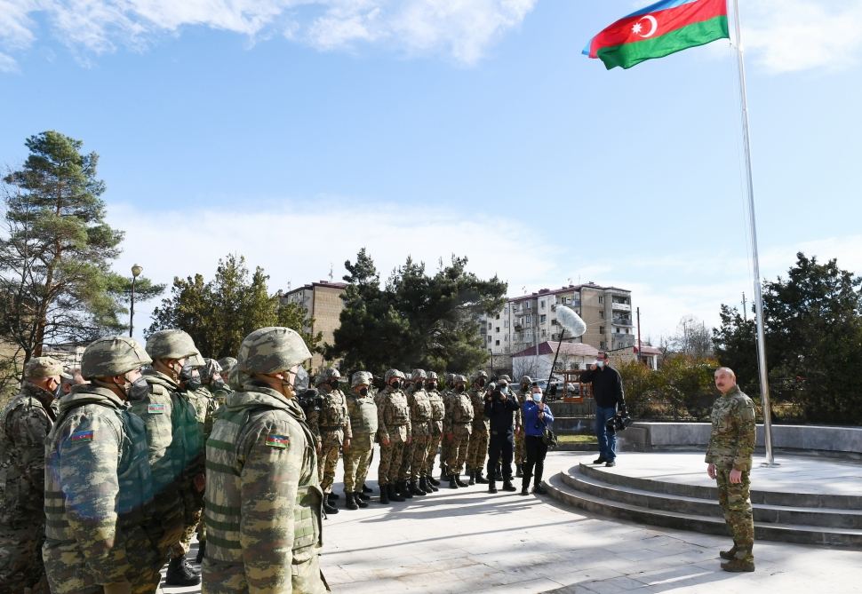Prezident İlham Əliyev Şuşada Azərbaycan bayrağını yüksəldib
