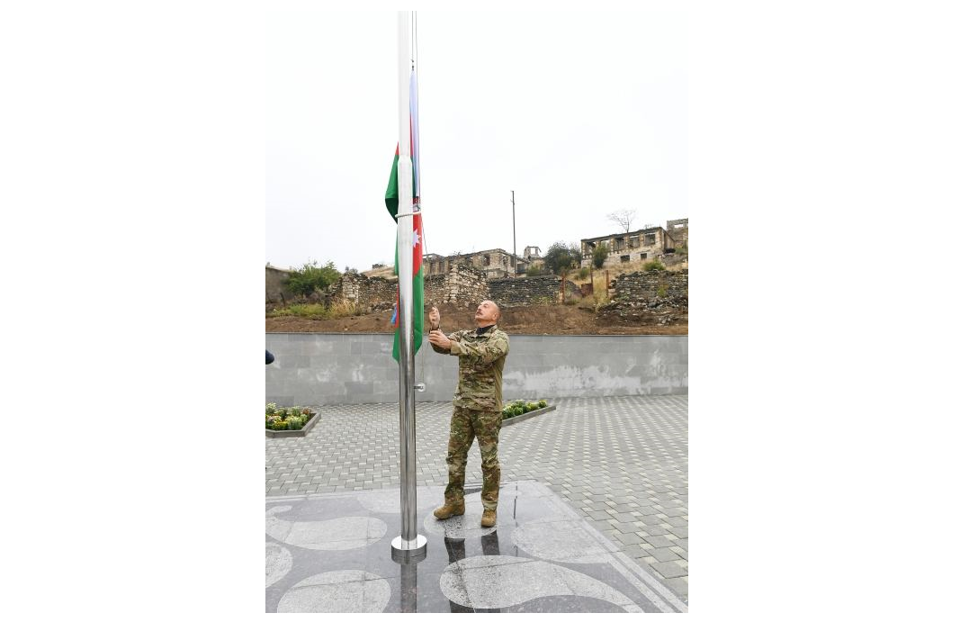Президент Ильхам Алиев поднял флаг Азербайджана в селе Талыш и поселке Суговушан Тертерского района