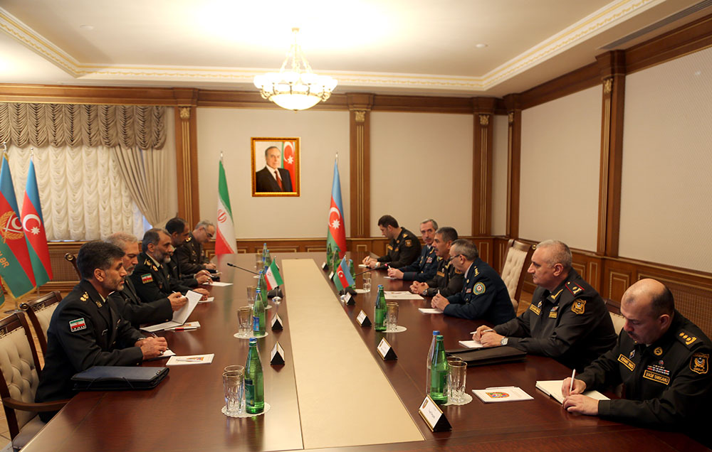 Azerbaijan Defense Minister meets with Iranian Border Guard commander