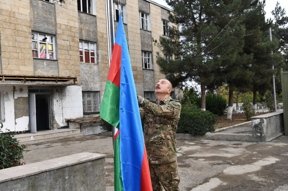 President Aliyev hoists Azerbaijani flag in Fuzuli, Jabrayil and Khudaferin bridge