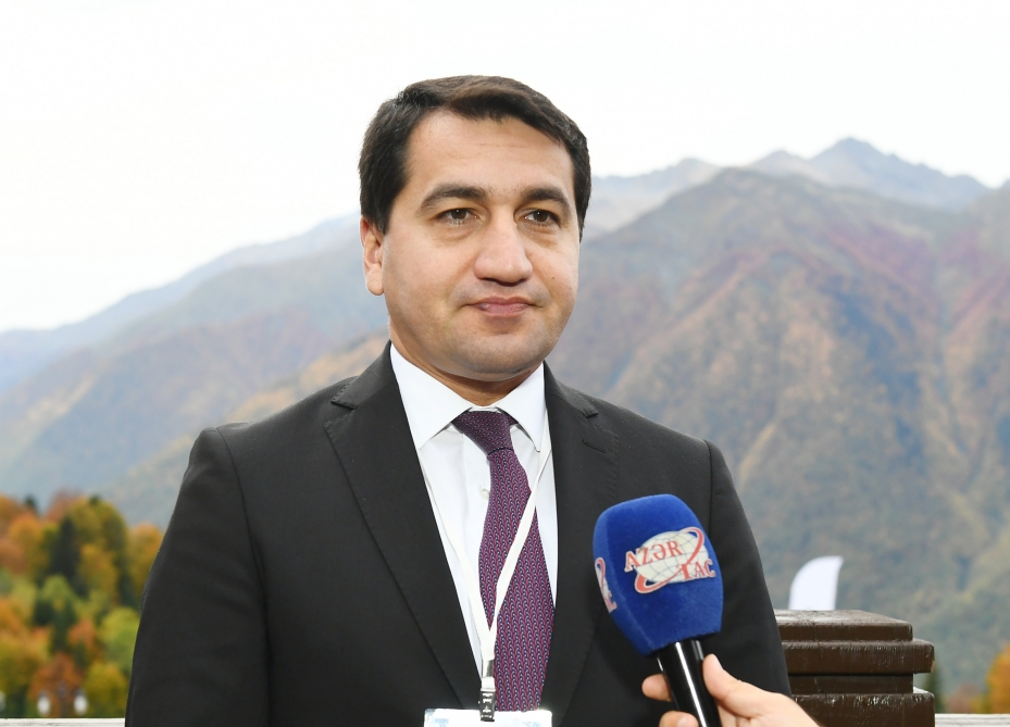 Hikmet Hadjiyev : La rencontre de Sotchi des présidents azerbaïdjanais et russe revêt une importance cruciale