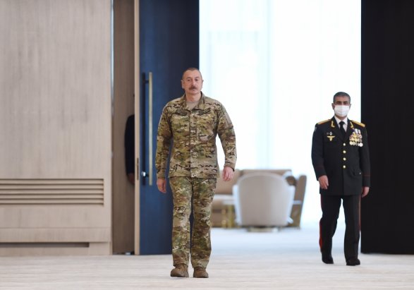 Le président Ilham Aliyev rencontre un groupe de responsables et de militaires de l’armée azerbaïdjanaise 