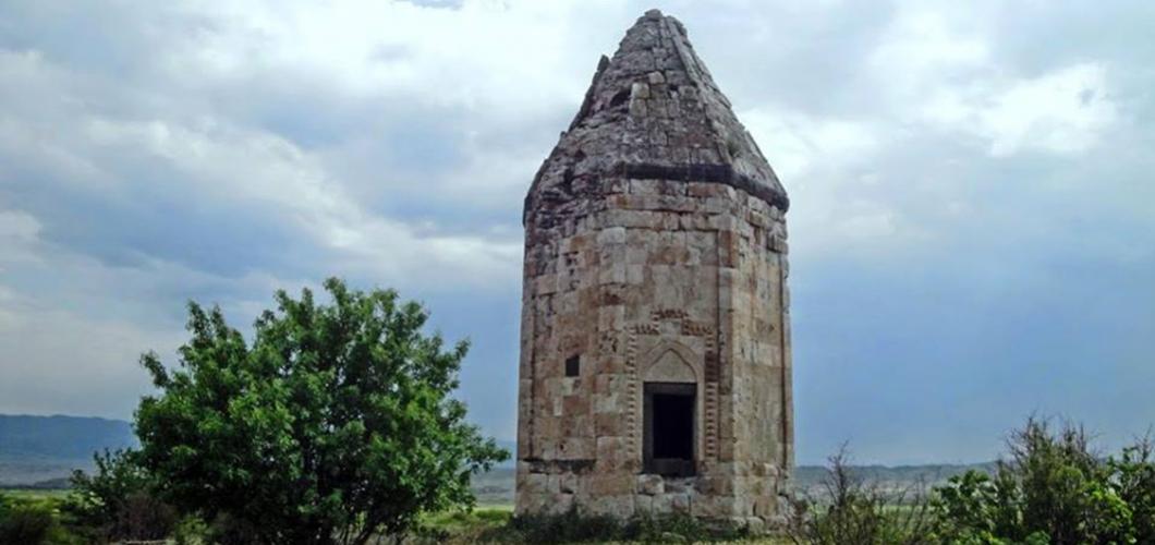 Зангилан - Азербайджан. Восьмиугольная усыпальница в селе Мамедбейли, 1305 г.