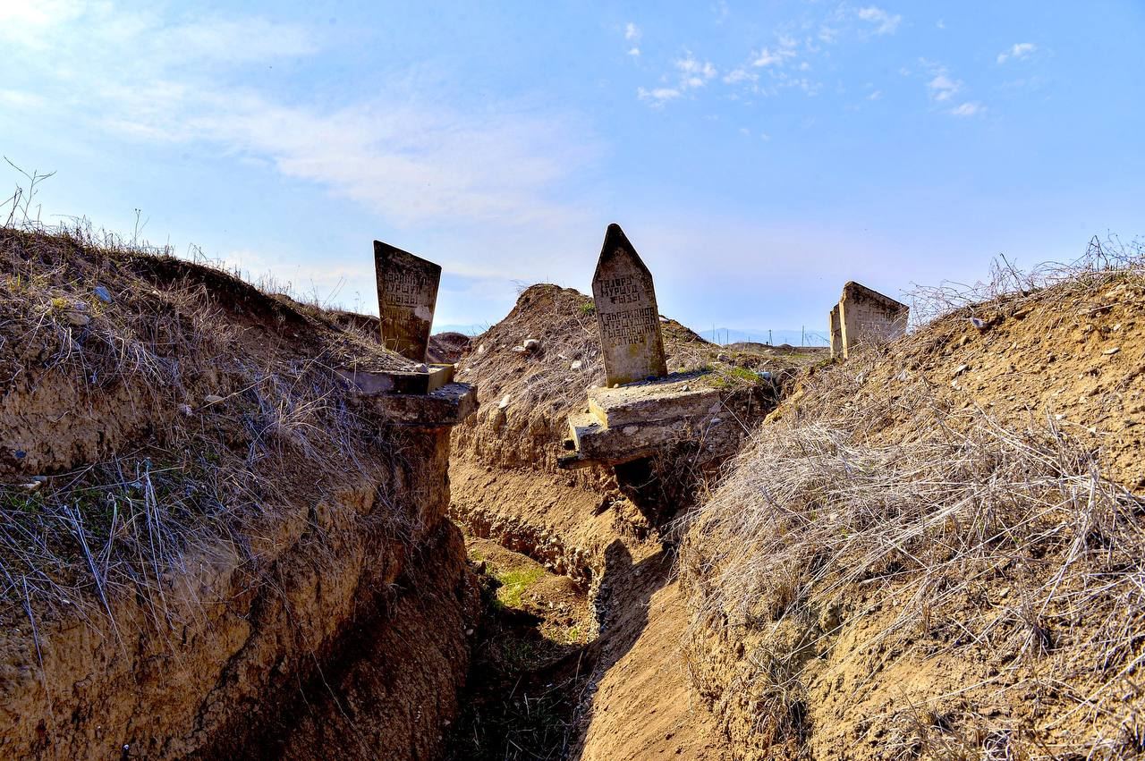 Армяне вырыли окоп между могилами