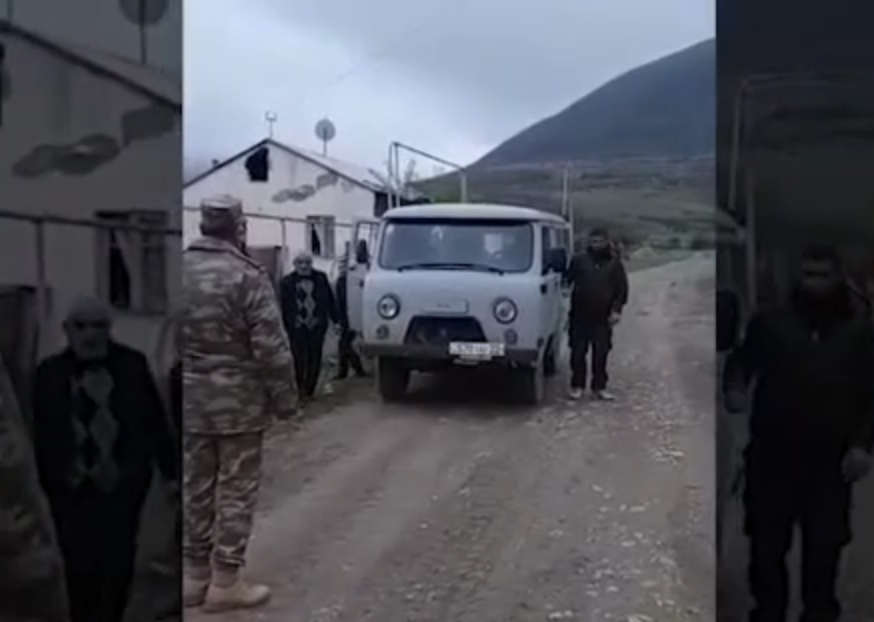 Азербайджанские военнослужащие помогали армянам вывезти имущество из сел Агдама