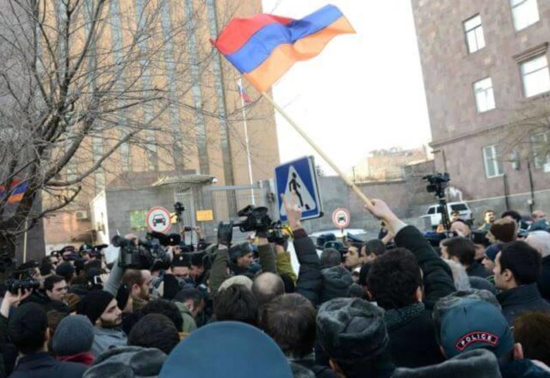 Армяне дружною толпою