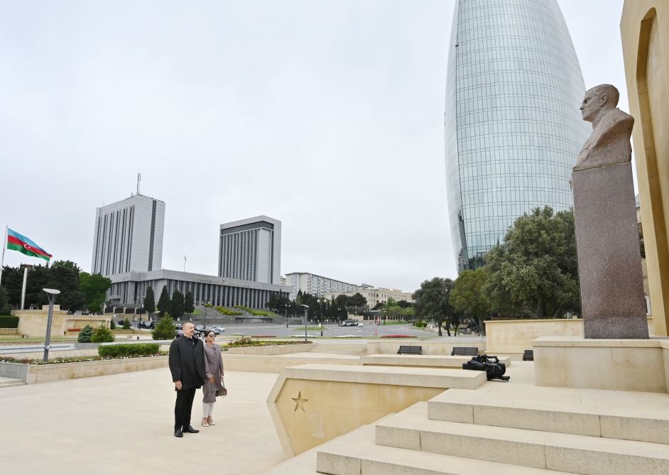 Президент Ильхам Алиев и Первая леди Мехрибан Алиева почтили память сынов Азербайджана, внесших неоценимый вклад в Победу над фашизмом