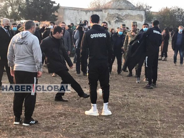 Хикмет Гаджиев и футболисты «Карабаха» играют в футбол в Агдаме
