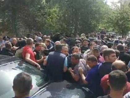 Пашиняну пришлось покинуть город из-за акций протеста