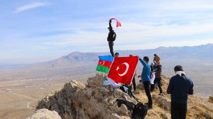 Azerbaycan Devlet Bayrak Gününü Dağın Zirvesinde Kutladılar