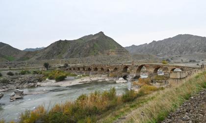On beş kemerli Hudaferin Köprüsü’nün genel görünümü. Kumlak köyü. XI-XII. Yüzyıllar. Cebrail