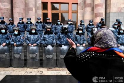 Протестующие в Ереване пытались прорваться в здание правительства
