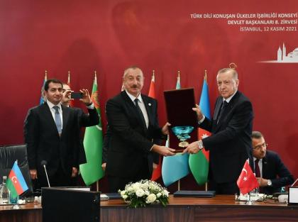 Le président Ilham Aliyev s’est vu décerner l’Ordre suprême du Monde turcique