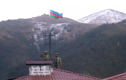 Azerbaycan ordusu işgalden kurtarılan Kelbecer'e bayrak dikti