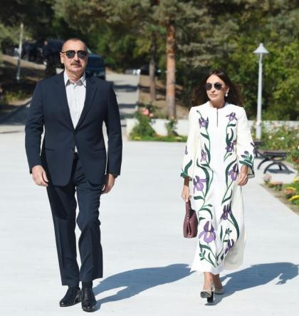 Le président Ilham Aliyev et la première dame Mehriban Aliyeva particpent à l'ouverture des Journées de la poésie de Vaguif à Choucha