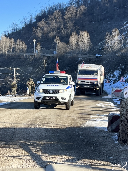 Dix autres véhicules du contingent russe de maintien de la paix traversent la route Latchine-Khankendi