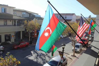 Калифорнийский город Монтерей украшен азербайджанскими флагами