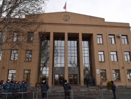 В Ереване оппозиция перекрыла проспект у здания суда
