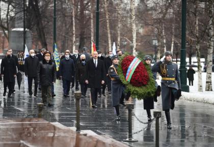 President Ilham Aliyev visits tomb of unknown soldier in Moscow