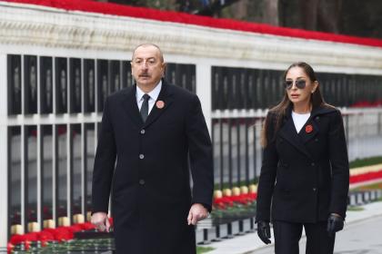 Le président Ilham Aliyev et la première dame Mehriban Aliyeva visitent l’Allée des Martyrs à l’occasion du 32e anniversaire de la tragédie du 20 Janvier