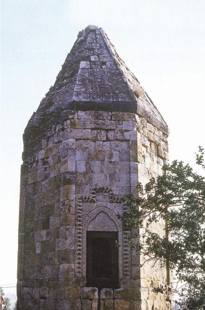 Восьмиугольный мавзолей Хаджа Яхьи. Зангиланский район, село Мамедбейли. 1304-1305 г.