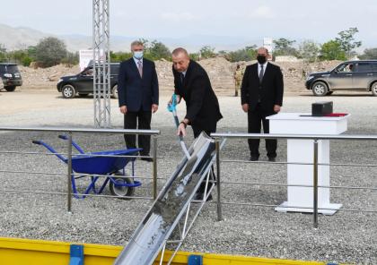 Le président de la République pose la première pierre du premier immeuble résidentiel à Aghdam