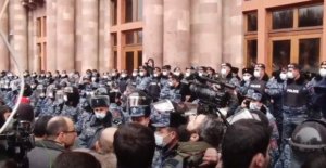 Ermənistanda etirazçılar Hökumət binasını mühasirəyə aldılar