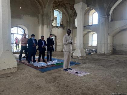 OIC reps pray in Juma Mosque during visit to Azerbaijan’s Aghdam district
