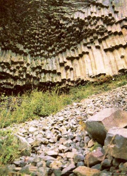Kelbecer şehrinin yakınlarında bulunan Sütunlu kaya.