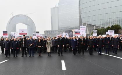 В Баку прошло всенародное шествие в связи с 30-й годовщиной Ходжалинского геноцида В шествии приняли участие Президент Азербайджана Ильхам Алиев и первая леди Мехрибан Алиева