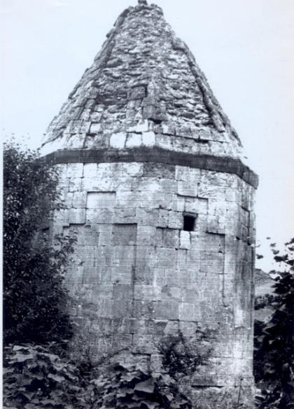 Tombe du XIVe siècle dans le village de Demirtchiler, Goubadly