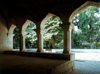 Vue depuis l’intérieur de l’entrée du cimetière “Imaret”. XVIIIe siècle, Aghdam