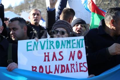 Des militants écologistes azerbaïdjanais manifestent sur la route Latchine-Choucha