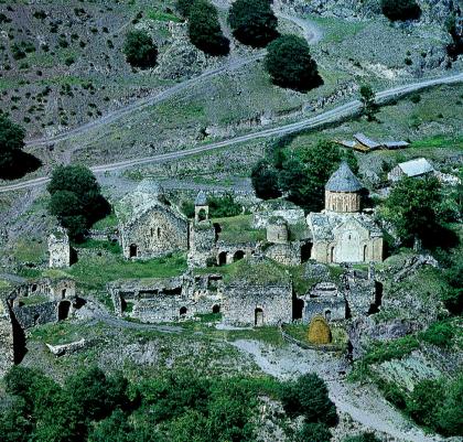 Xudavəng monastır kompleksinin yuxarıdan görünüşü. Vəng kəndi. VI-XVIII əsrlər - Kəlbəcər rayonu