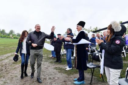 Choucha accueille le 5e Festival international de folklore « Kharybulbul » Le président Ilham Aliyev et la première dame Mehriban Aliyeva assistent à la cérémonie d’ouverture