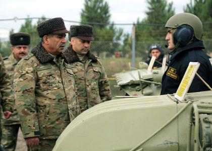 Министр обороны проверил боеготовность бронетехники, размещенной в прифронтовой зоне