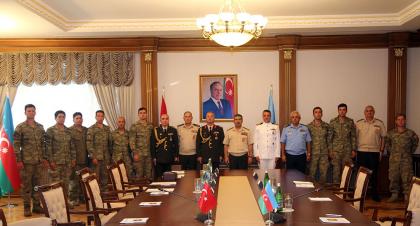 Министр обороны Азербайджана встретился с членами спасательной группы ВМС Турции